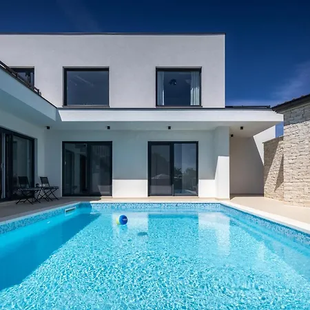 Beautiful Loto, In Dalmatia, With A Pool *
